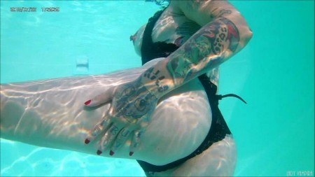 Underwater Goddess - Dominatrix Lady Vampira leads a luxurious FemDom life in her Femdom Empire. Every day she enjoys the privilege of bathing in her own swimming pool and usually wears nothing but tattoos and piercings on her skin. With this underwater film you get the unique opportunity to follow the goddess into her bizarre OWK world. She will twist your submissive head in lingerie, rob you of her nipple piercings with her mind, drive you into the dependency with her plump ass and dominate you with her long legs and beautiful feet. Her personal servant swims in the pool and is educated in the water with nipple ******* and ballbusting. / Domina Lady Vampira fhrt ein luxurises FemDom Leben in ihrem Femdom Empire. Sie geniesst tglich das Privileg, im eigenen Swimmingpool baden gehen zu knnen und trgt dabei meist nichts als Tattoos und Piercings auf der Haut. Mit diesen Unterwasser Filmaufnahmen bekommst du die einmalige Gelegenheit, der Gttin in ihre bizarre OWK Welt zu folgen. Sie wird dir in Dessous den devoten Kopf verdrehen, dir mit ihren Nippelpiercings den Verstand rauben, dich mit ihrem prallen Arsch in die Abhngigkeit treiben und dich mit den langen Beinen und wunderschnen Fen dominieren. Ihr persnlicher Diener schwimmt mit im Pool und wird selbst im Wasser mit Nippelfolter und Ballbusting erzogen.